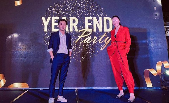 Trong buổi tiệc cuối năm cô cũng mang giày cực thấp và Shbet999 com đăng nhập rộng thoải mái cùng với thân hình tăng cân thấy rõ.  
