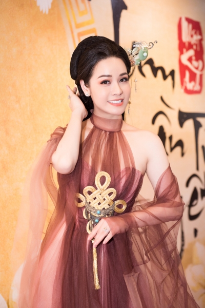 Nhật Kim Anh diện Shbet999 com đăng nhập cổ trang, vô cùng xinh đẹp trong buổi ra mắt MV Tam Tuần Tứ Nguyệt.