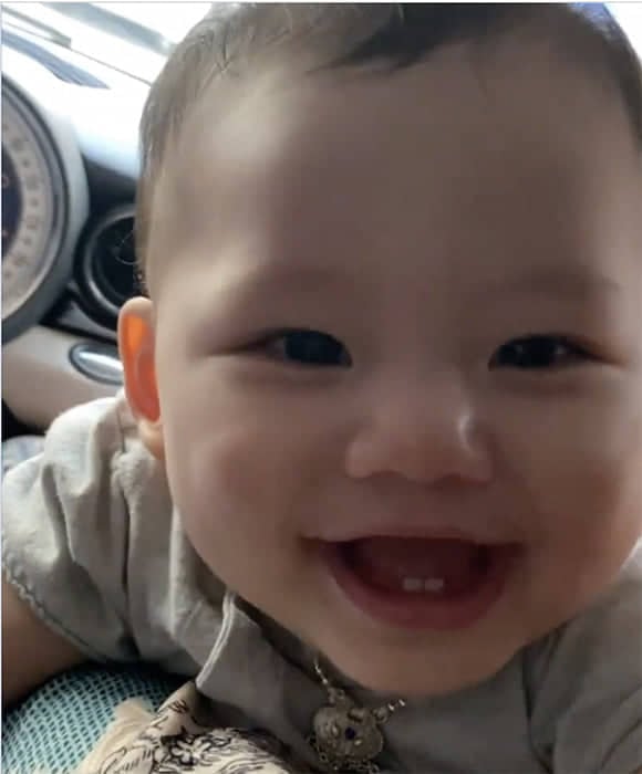 Á hậu Thanh Tú khoe con trai cực kháu khỉnh và đáng yêu.