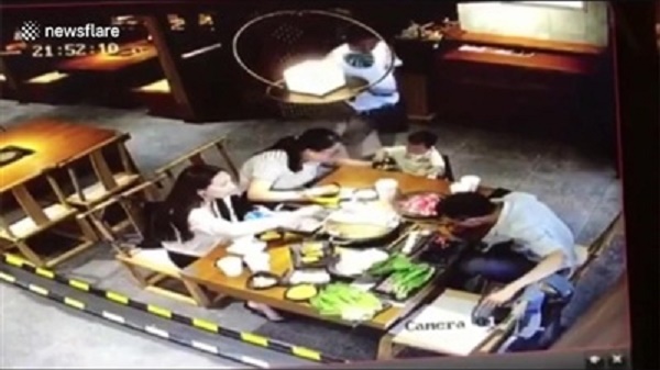 Chồng hắt nồi lẩu vào bạn học của vợ.