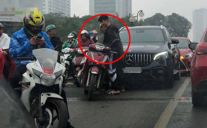 Xế hộp của vợ chồng Duy Mạnh xảy ra va chạm với xe máy trên cầu.