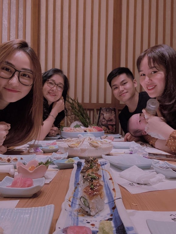 Tuy nhiên, trình vừa cho con bú vừa chụp ảnh của Lê Phương mới xuất sắc hơn cả.