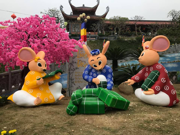 Mô hình chuột đang ngồi gói bánh chưng bánh tại Quảng Ninh.