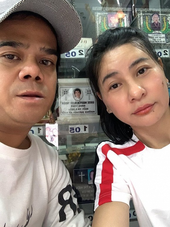 Cát Phượng cùng một người em đến thăm nơi an nghỉ của cố nghệ sĩ Minh Thuận.  