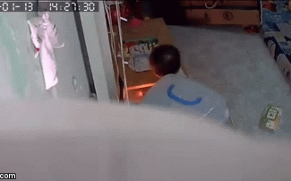 Bé gái hốt hoảng bỏ chạy khi thấy ổ điện bốc cháy.