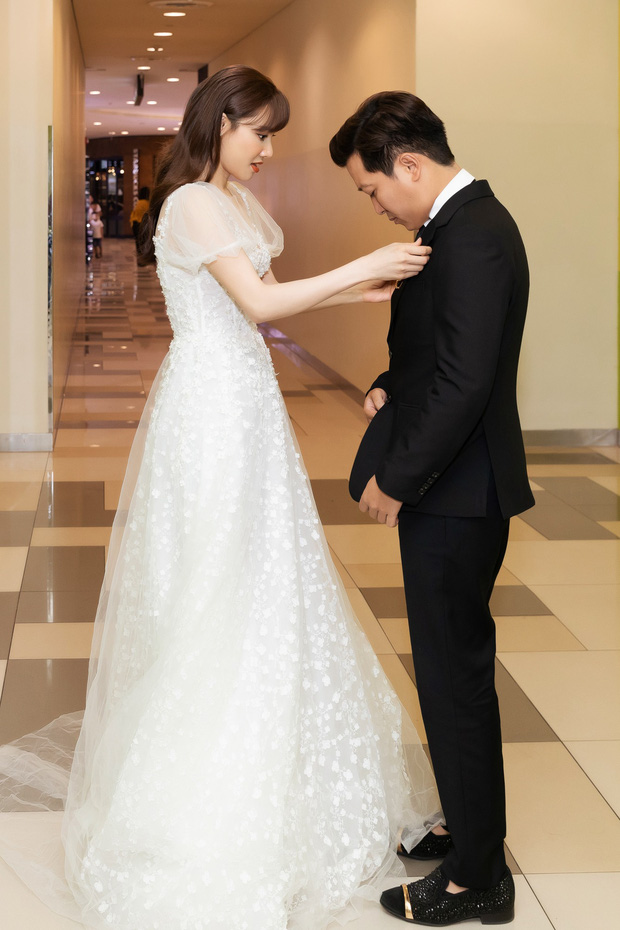 Nhã Phương tận tình chăm sóc Trường Giang trước khi dự sự kiện nhưng thân hình của cô mới là điều làm người hâm mộ đặc biệt quan tâm. Dù cánh tay của nữ diễn viên vẫn khá khẳng khiu nhưng không tới mức báo động như trước đây. Nhờ chiếc đầm có thiết kế khá thoải mái đã giúp Nhã Phương 