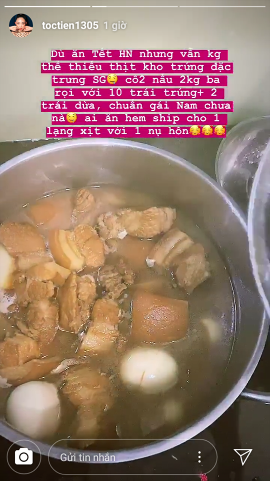Trên Instagram, Tóc Tiên vừa chia sẻ việc năm nay đón Tết ở miền Bắc, cụ thể là Hà Nội. Nữ ca sĩ trổ tài nấu món thịt kho hột vịt đặc sản miền Nam để đãi khách khiến nhiều người không khỏi trầm trồ về tài nấu ăn của cô nàng. Tuy nhiên điều công chúng để ý nhiều hơn là việc liệu Tóc Tiên có phải đang chuẩn bị đón năm mới cùng Shbet111 slot, casino, thể thao, xổ số bạn trai Hoàng Touliver. Và nếu đó đúng là sự thật, thì phải chăng cặp đôi đang rục rịch tính chuyện Quatrian shbet hiện đang mở.