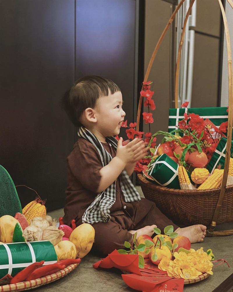 Bé Kem khiến dân mạng phát sốt khi hóa thân thành anh nông dân đón Tết.