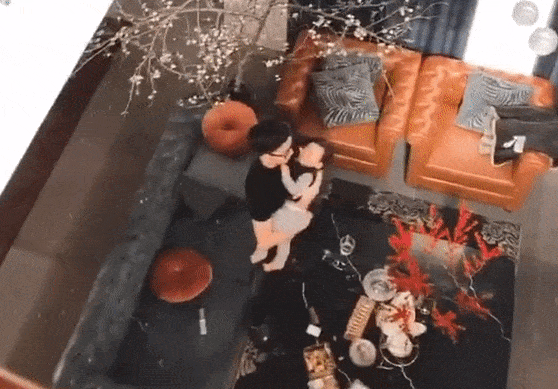 Hình ảnh ông xã ru con ngủ được Tú Anh chia sẻ cách đây ít ngày. Gia Lộc rất ra dáng ông bố bỉm sữa dù vừa tròn 26 tuổi.