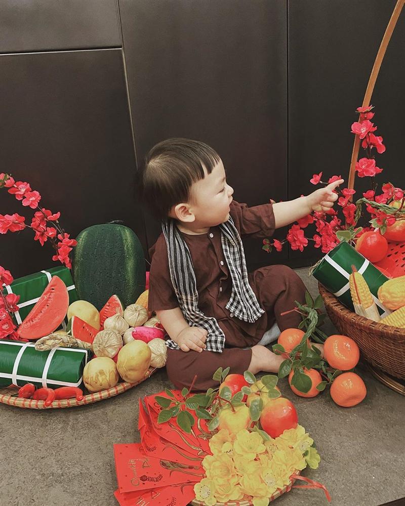 Cậu bé được mẹ diện cho bộ đồ màu nâu đất, phối cùng khăn rằn rất dễ thương.