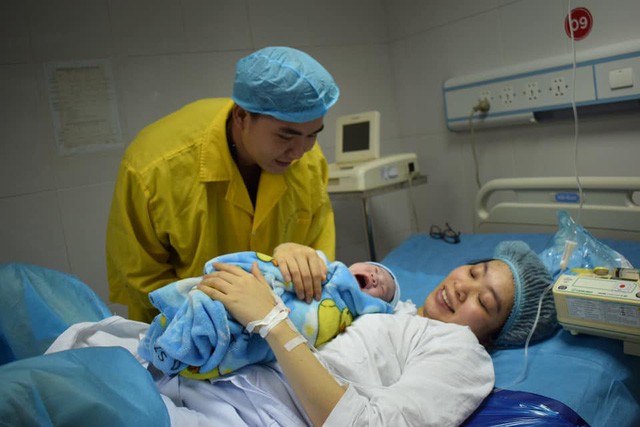 Gia đình chào đón thành viên mới đúng khoảnh khắc bước sang năm Canh Tý.