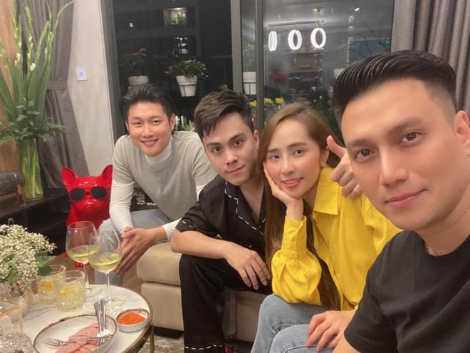 Việt Anh, Quỳnh Nga, MC Thái Dũng đón giao thừa bên nhau.