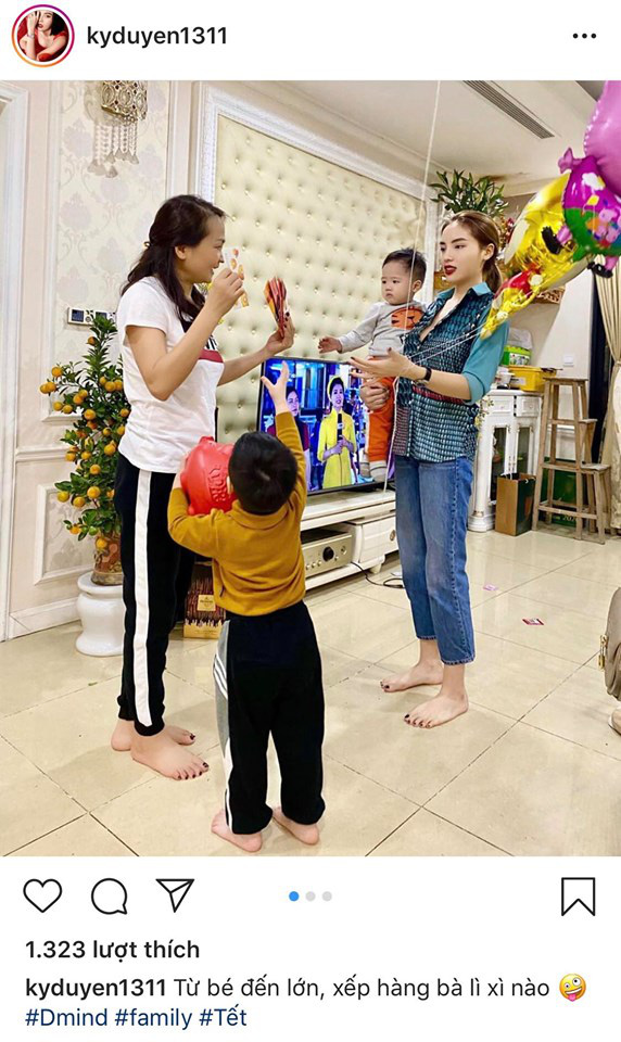 Hoa hậu Kỳ Duyên vẫn được mẹ lì xì cùng các cháu nhỏ.