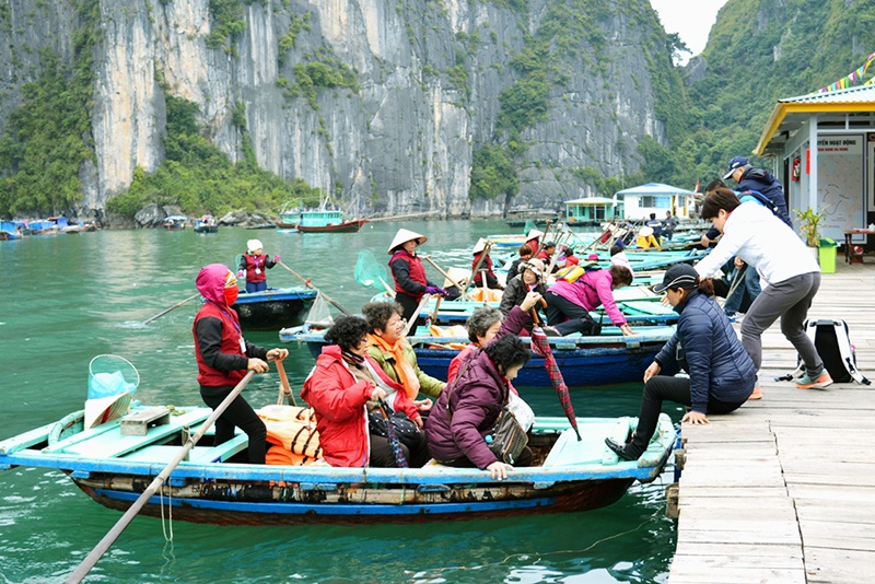 Một nữ du khách tử vong ngày mùng 1 Tết do lật đò khi tham quan vịnh Hạ Long. Ảnh minh họa.