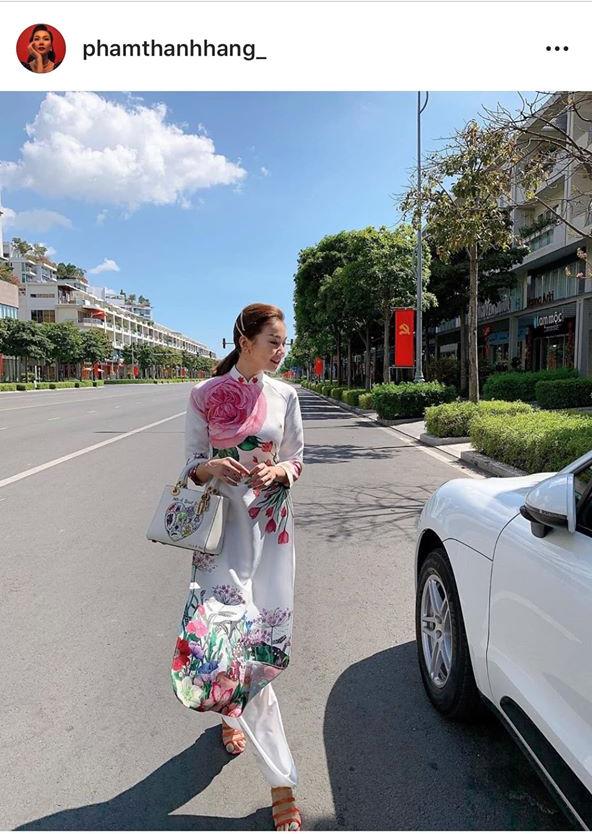 Chị đẹp Thanh Hằng vẫn lẻ bóng nhưng cực khí chất và sang chảnh khi diên bộ áo dài được thiết kế vô cùng tinh tế này