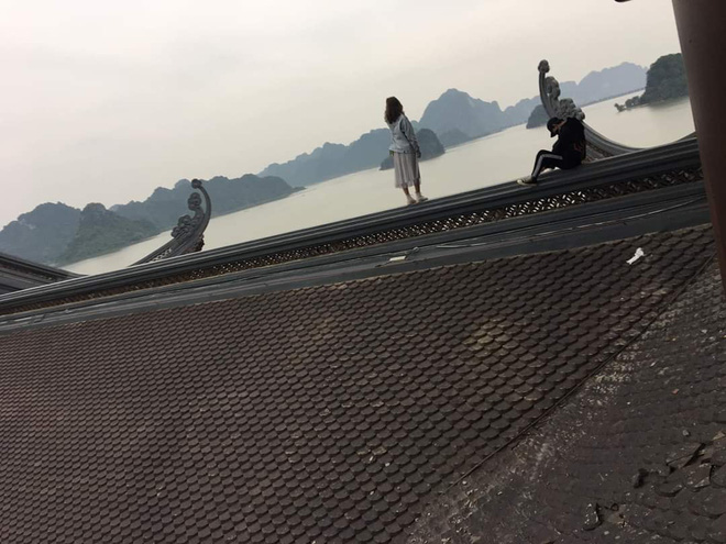 Cô gái trẻ trèo lên nóc chùa để 