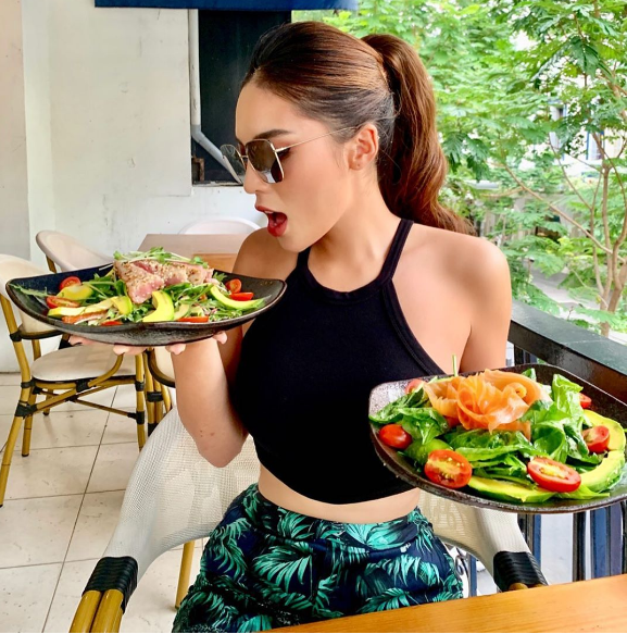 Để giảm cân, người đẹp thực hiện chế độ ăn không tinh bột.