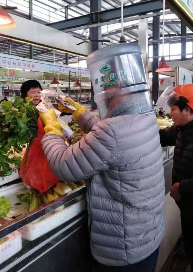 Bảo vệ thế này chắc khó nhiễm bệnh.