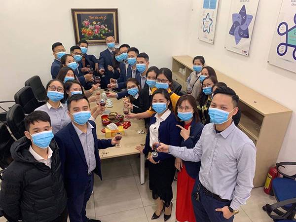 Các nhân viên đeo khẩu trang trong ngày khai xuân.