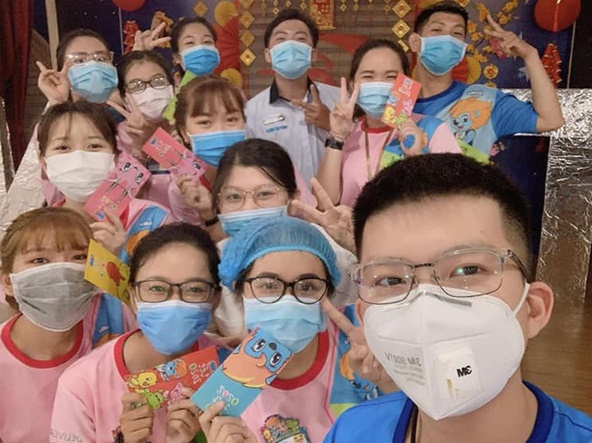Các nhân viên đã đeo khẩu trang để bảo vệ bản thân khỏi dịch virus Corona.