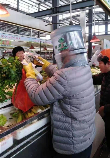 Người đàn ông đội cả chai nhựa lên đầu vì sợ lây nhiễm virus corona.