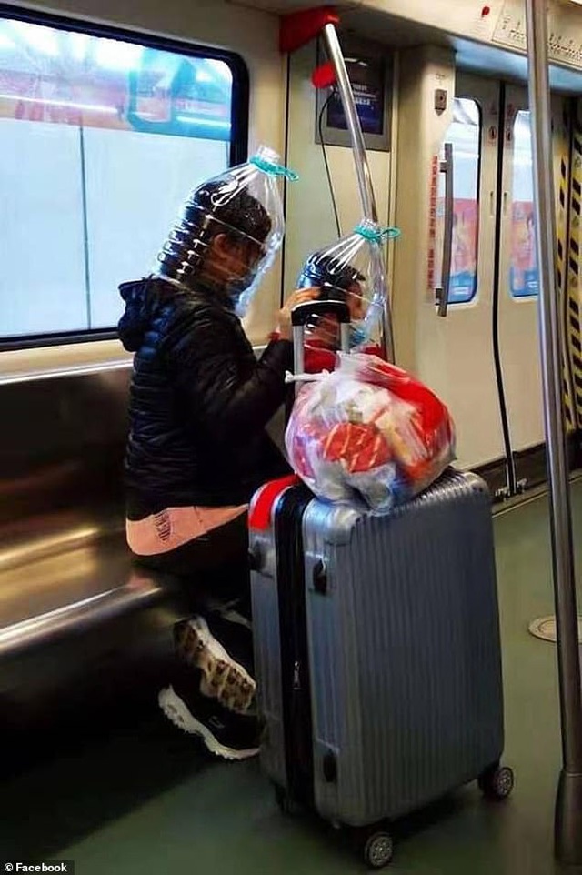 Hai mẹ con đội chai nhựa lên đầu để ngăn virus Vũ Hán.