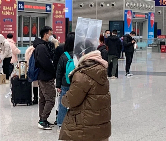 Còn người phụ nữ này thì trùm túi nilon lên đầu kín mít.