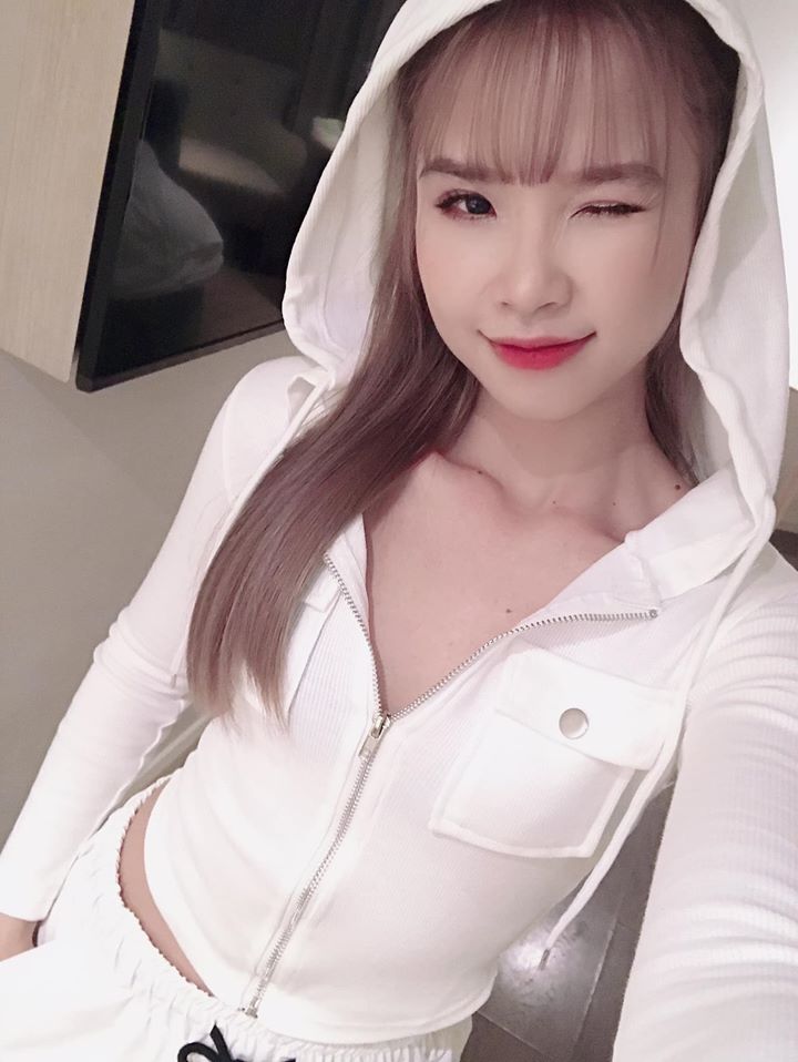 Khởi My được người hâm mộ đánh giá là lão hóa ngược khi càng ngày cô càng xinh đẹp trẻ trung, sắc vóc ngày càng quyến rũ thon thả hơn.