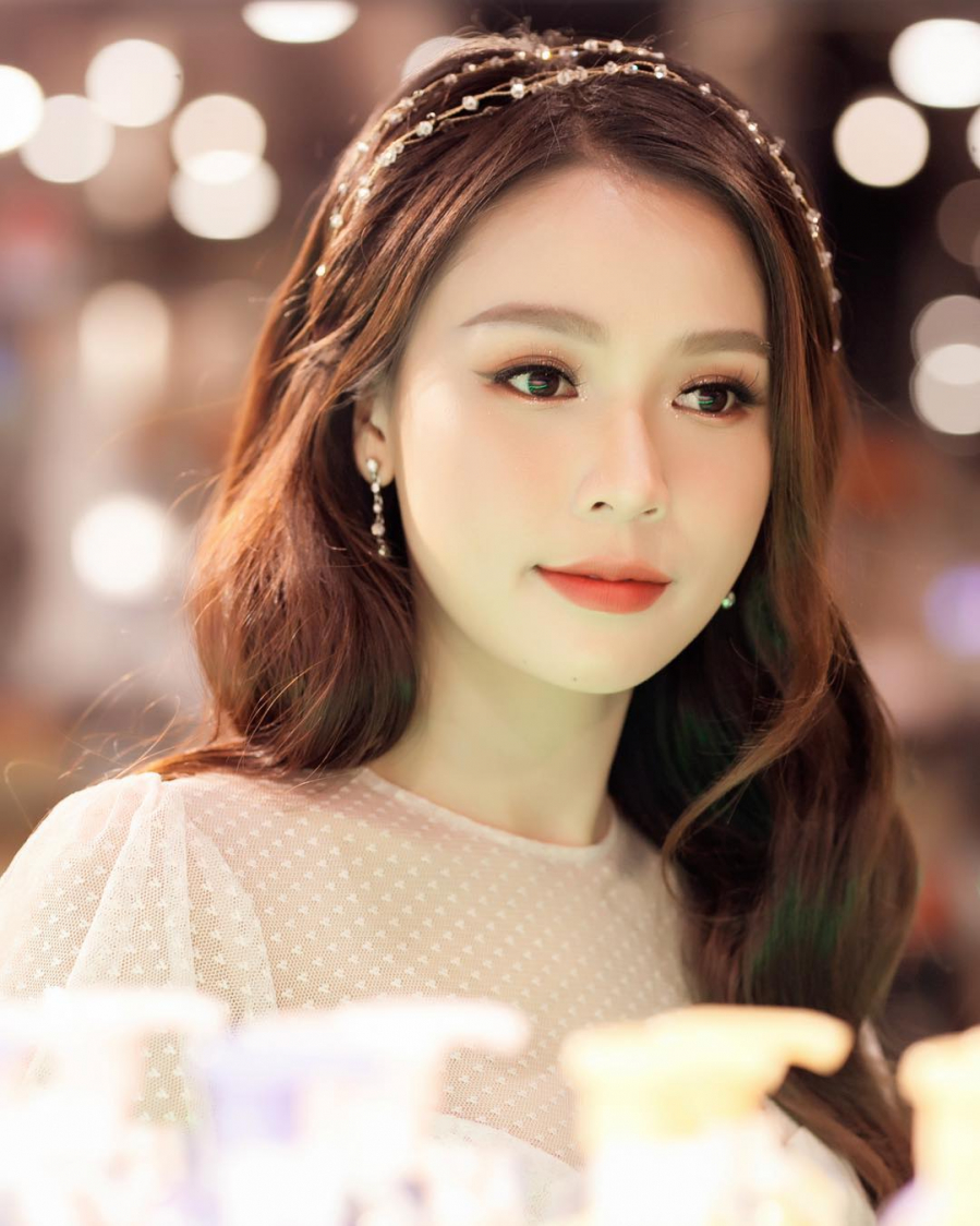 Sam là 1 trong những hotgirl đời đầu vô cùng đình đám, sau khi tạm dừng mọi hoạt động nghệ thuật trong 1 thời gian dài thì giờ đây cô đang quay trở lại và gây sốt với vẻ đẹp 10 năm không thay đổi của mình
