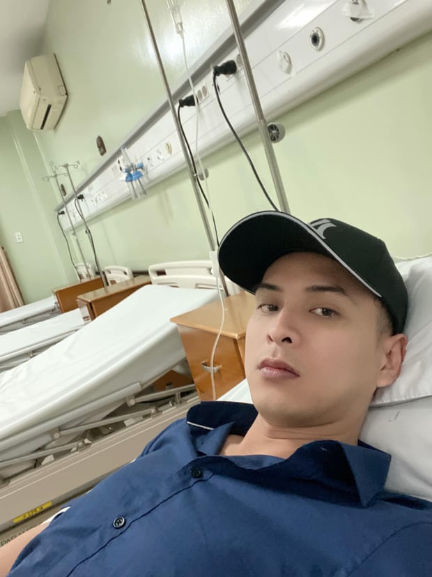 Trên trang cá nhân, Hồ Quang Hiếu khiến người hâm mộ lo lắng khi chia sẻ hình ảnh đang truyền nước trong bệnh viện. Theo đó, nam ca sĩ bị ngộ độc thực phẩm vì ăn phải quá nhiều nhân sâm, hơn nữa vì đường ruột khá yếu nên anh phải nhập viện để điều trị. Dù chưa biết tình hình hiện tại của Hồ Quang Hiếu như thế nào nhưng người hâm mộ hy vọng anh sẽ mau chóng bình phục để có thể xuất viện trong vài ngày tới. Đáng chú ý, dịch bệnh viêm phổi cấp do virus Corona gây ra cũng đang có diễn biến phức tạp. Đặc biệt những nơi đông người như bệnh viện trở nên nguy hiểm hơn cả bởi nguy cơ lây nhiễm rất cao. Vì vậy không ít người vào dặn dò nam ca sĩ nên đề cao tinh thần cảnh giác.