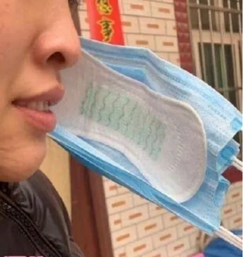 Người dân lót băng vệ sinh vào trong khẩu trang.