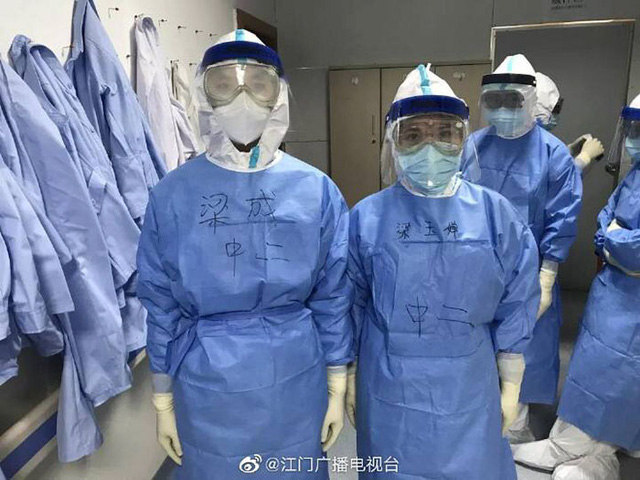 Ai cũng mặc giống nhau, kín từ đầu đến chân.