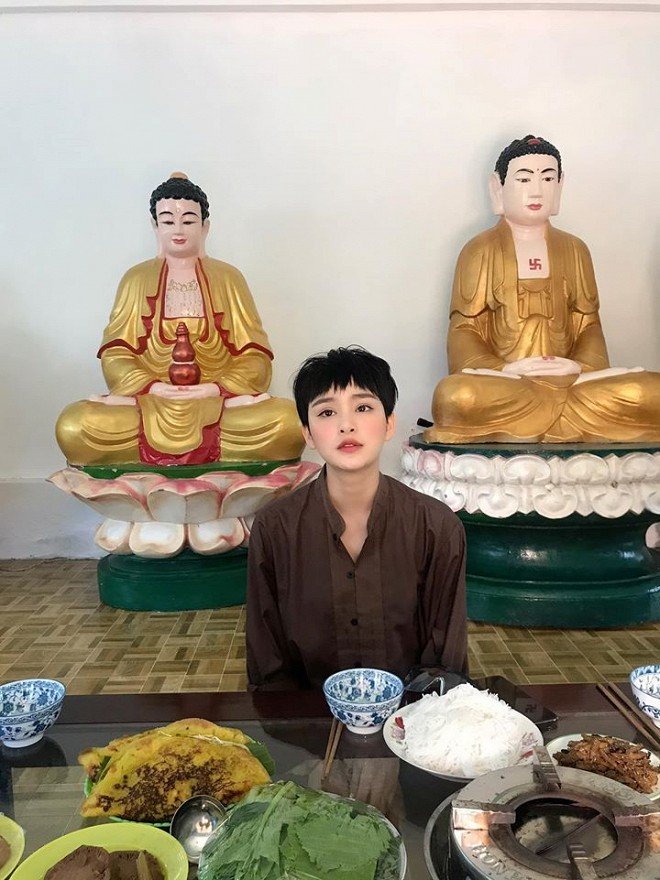 Sau dịp Tết nguyên đán, Hiền Hồ đăng ảnh đi chùa. Nữ ca sĩ mặc đồ lam, trang điểm nhẹ nhàng ngồi thưởng thức đồ ăn và viết sớ tại chùa. Thấy hình ảnh, nhiều cư dân mạng cho rằng Hiền Hồ đi cầu duyên và nhắc đến diễn viên hài Anh Đức - người hay được gán ghép với nữ ca sĩ. Ngay sau đó, Hiền Hồ lên tiếng: 