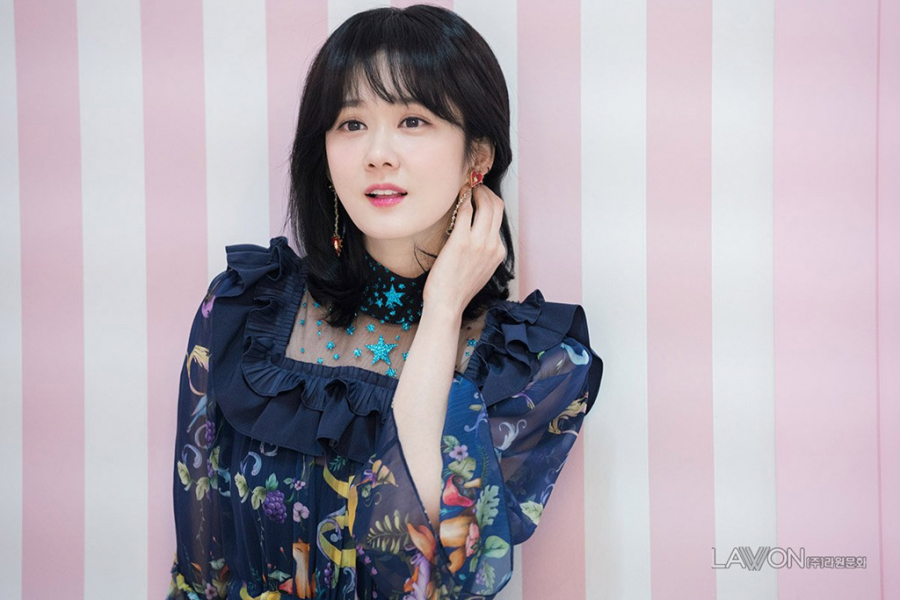 Jang Nara luôn nổi bật với Mừng SHBET phiên bản mới 2025 trắng sứ như phát sáng, đôi mắt to sáng và nụ cười đáng yêu