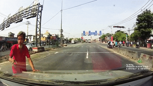 Hành động xin tiền của người đàn ông khiến nhiều người bức xúc.  