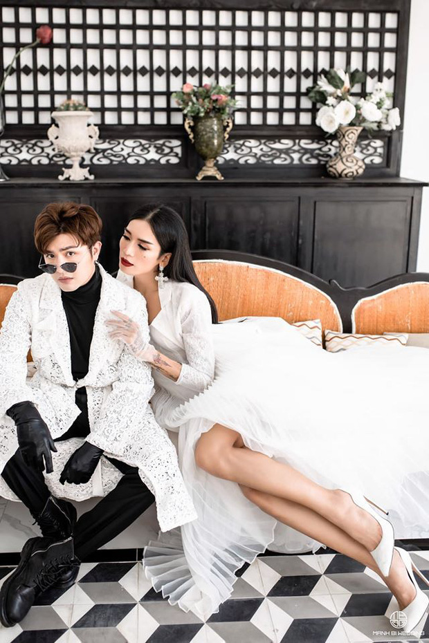 Mới đây nhất, BB Trần còn gây bất ngờ khi tung loạt ảnh theo phong cách cô dâu và chú rể bên cạnh bạn trai hưởng ứng trong dịp đầu năm mới. Nam nghệ sĩ viết: 