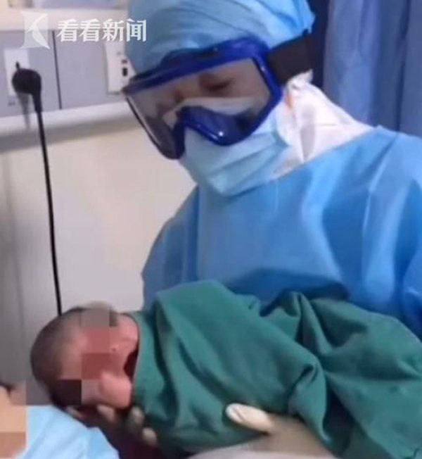 Các nhân viên y tế mặc đồ bảo hộ trong khi thực hiện ca sinh đặc biệt này.