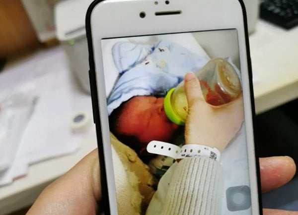 Bé trai sau đó đã được chuyển đến bệnh viện khác để được chăm sóc.