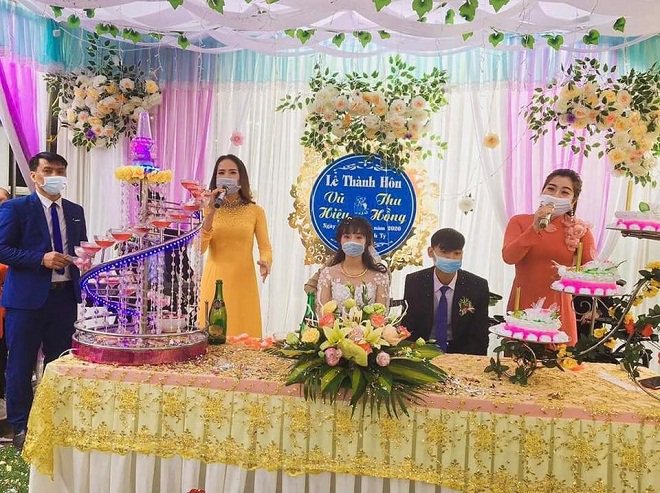 Cô dâu, chú rể và MC, ca sĩ đều đeo khẩu trang trong Quatrian shbet hiện đang mở.