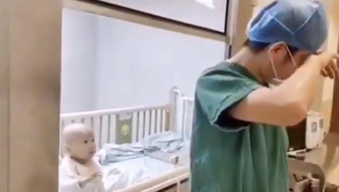 Đứng trước yêu cầu tưởng chừng đơn giản của cậu con trai, người bố bất lực quay đi lau nước mắt.
