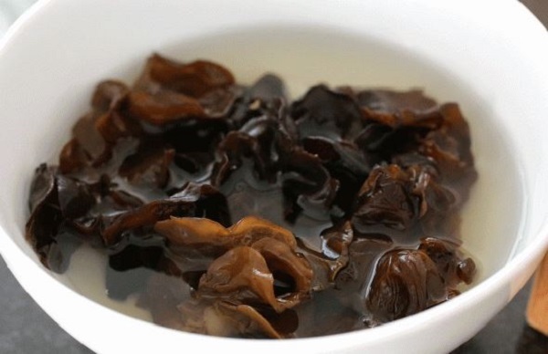 Không nên ngâm mộc nghĩ vào nước nóng
