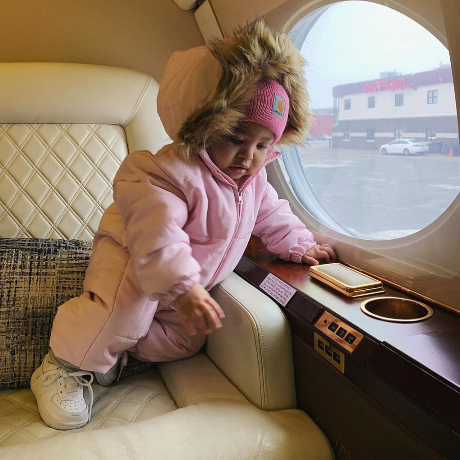 Stormi trên chiếc phi cơ riêng