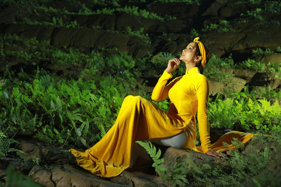 bi-antifan-che-lam-mau-khi-mac-ao-dai-va-trang-phuc-e-de-chup-anh-trong-son-doong-hhen-nie-len-tieng-dap-tra-206630