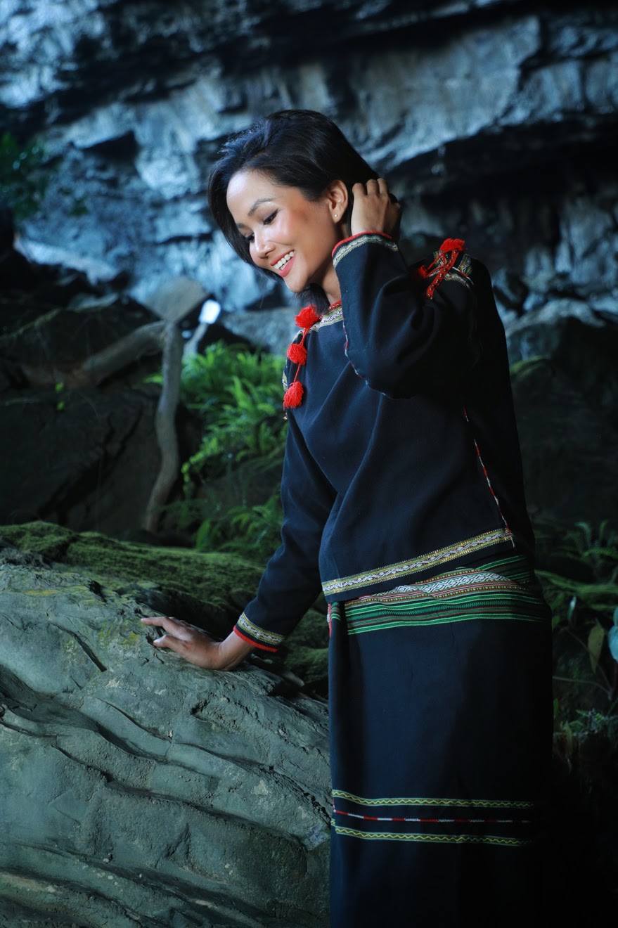 bi-antifan-che-lam-mau-khi-mac-ao-dai-va-trang-phuc-e-de-chup-anh-trong-son-doong-hhen-nie-len-tieng-dap-tra-3485a3