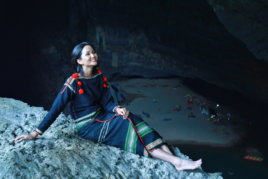 bi-antifan-che-lam-mau-khi-mac-ao-dai-va-trang-phuc-e-de-chup-anh-trong-son-doong-hhen-nie-len-tieng-dap-tra-9f4e5d