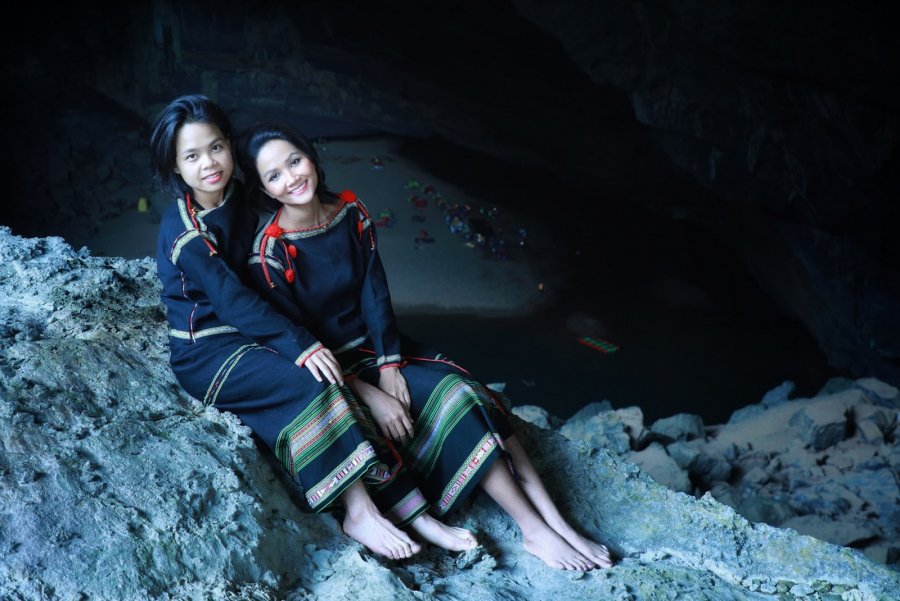 bi-antifan-che-lam-mau-khi-mac-ao-dai-va-trang-phuc-e-de-chup-anh-trong-son-doong-hhen-nie-len-tieng-dap-tra-a55d4e