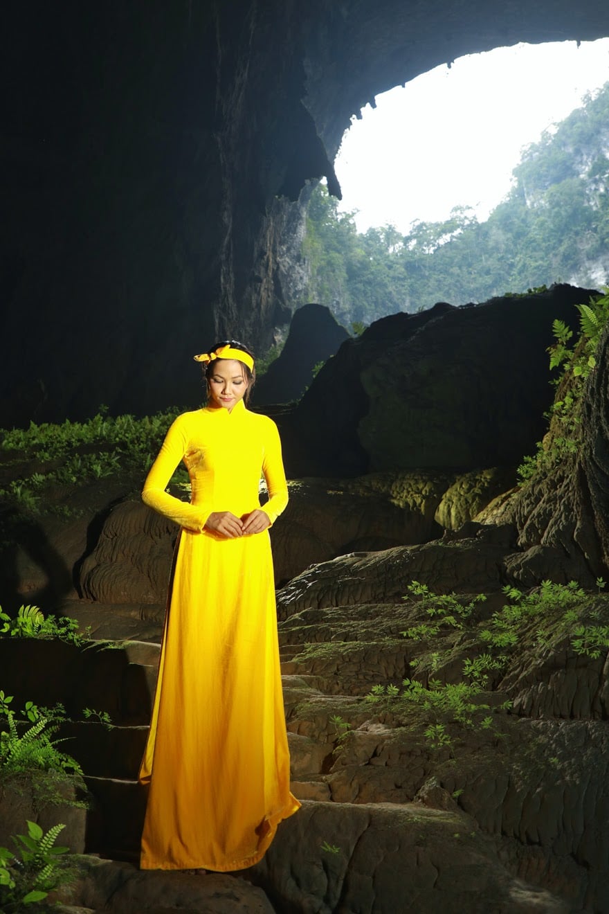 bi-antifan-che-lam-mau-khi-mac-ao-dai-va-trang-phuc-e-de-chup-anh-trong-son-doong-hhen-nie-len-tieng-dap-tra-e3ab20