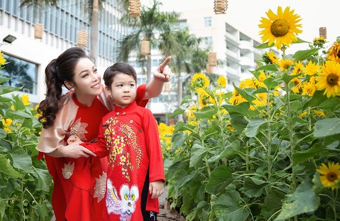 094346-nhat-kim-anh-va-con-doan-tu-giua-on-ao-van-xin-chong-cu-2