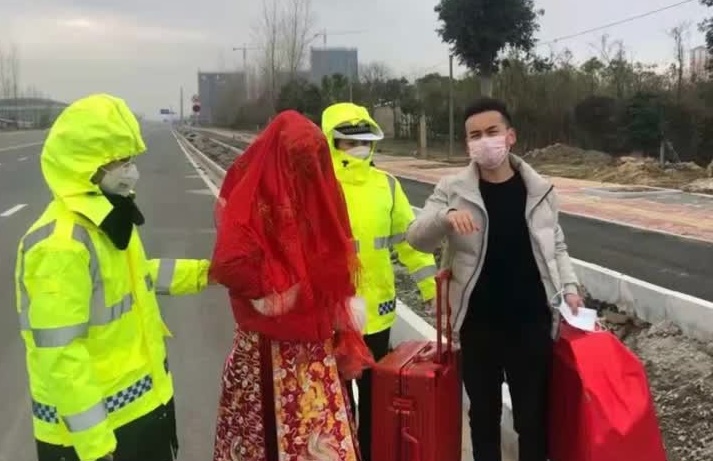 Cặp đôi sau đó đã được cảnh sát hộ tống về nhà an toàn.