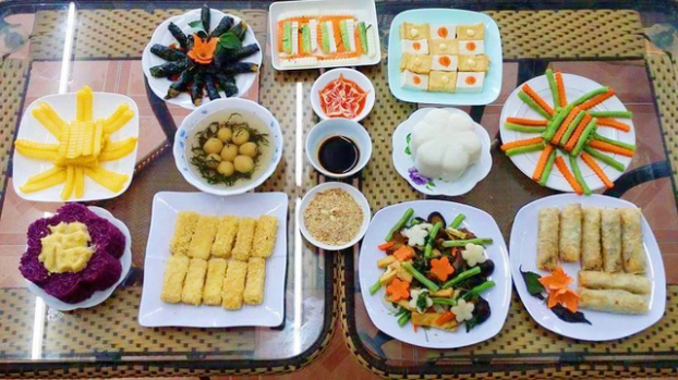 Mâm cơm cúng phật